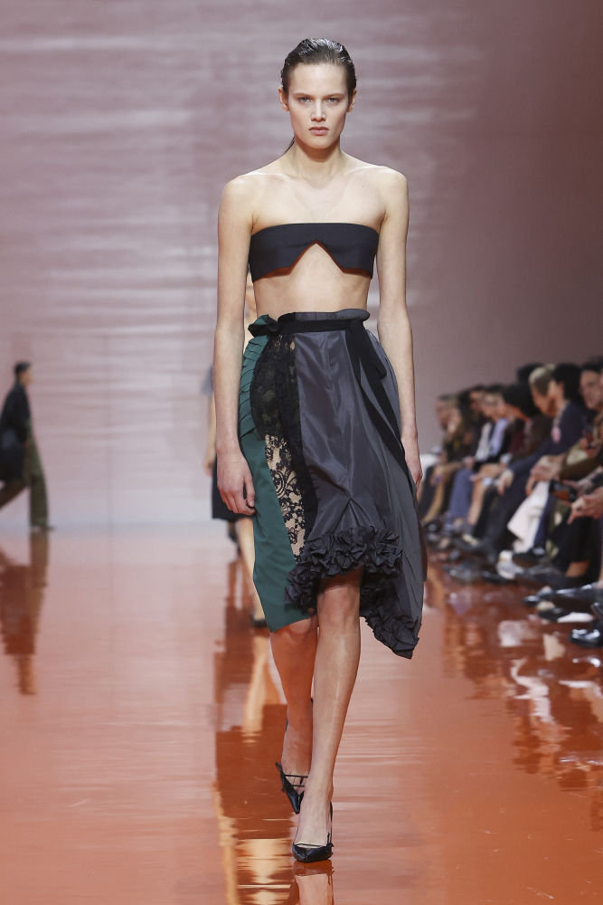 Una modelo luce una creación de Prada de la nueva colección Primavera/Verano 2026, presentada durante la Semana de la Moda de Milán