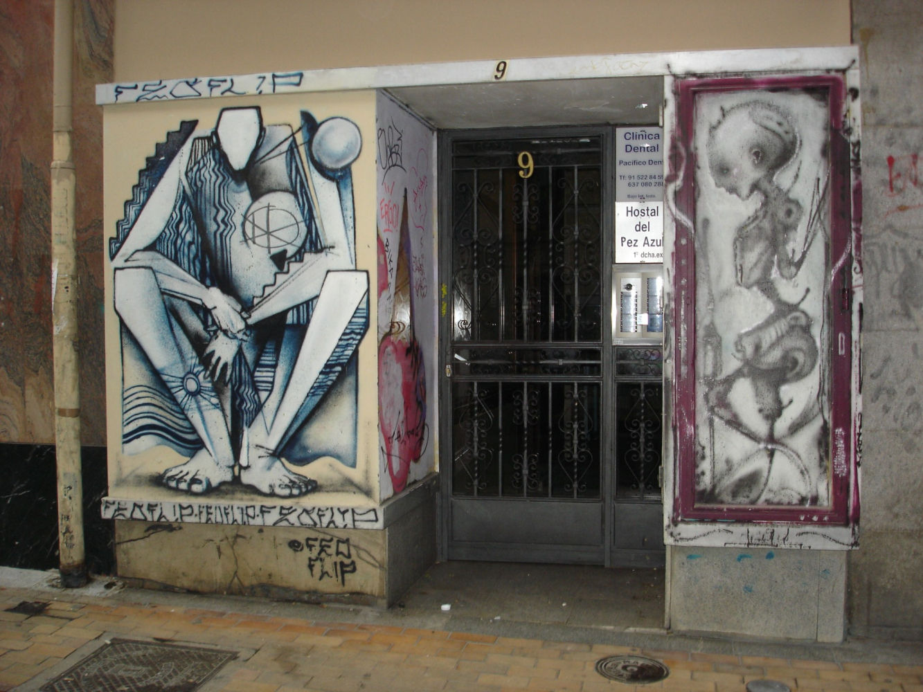 Entrada a un edificio de Malasaña.