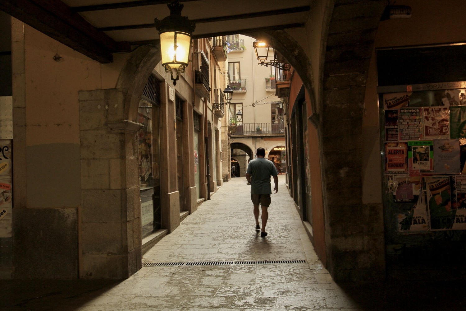 Paseo por el casco antiguo de Girona.