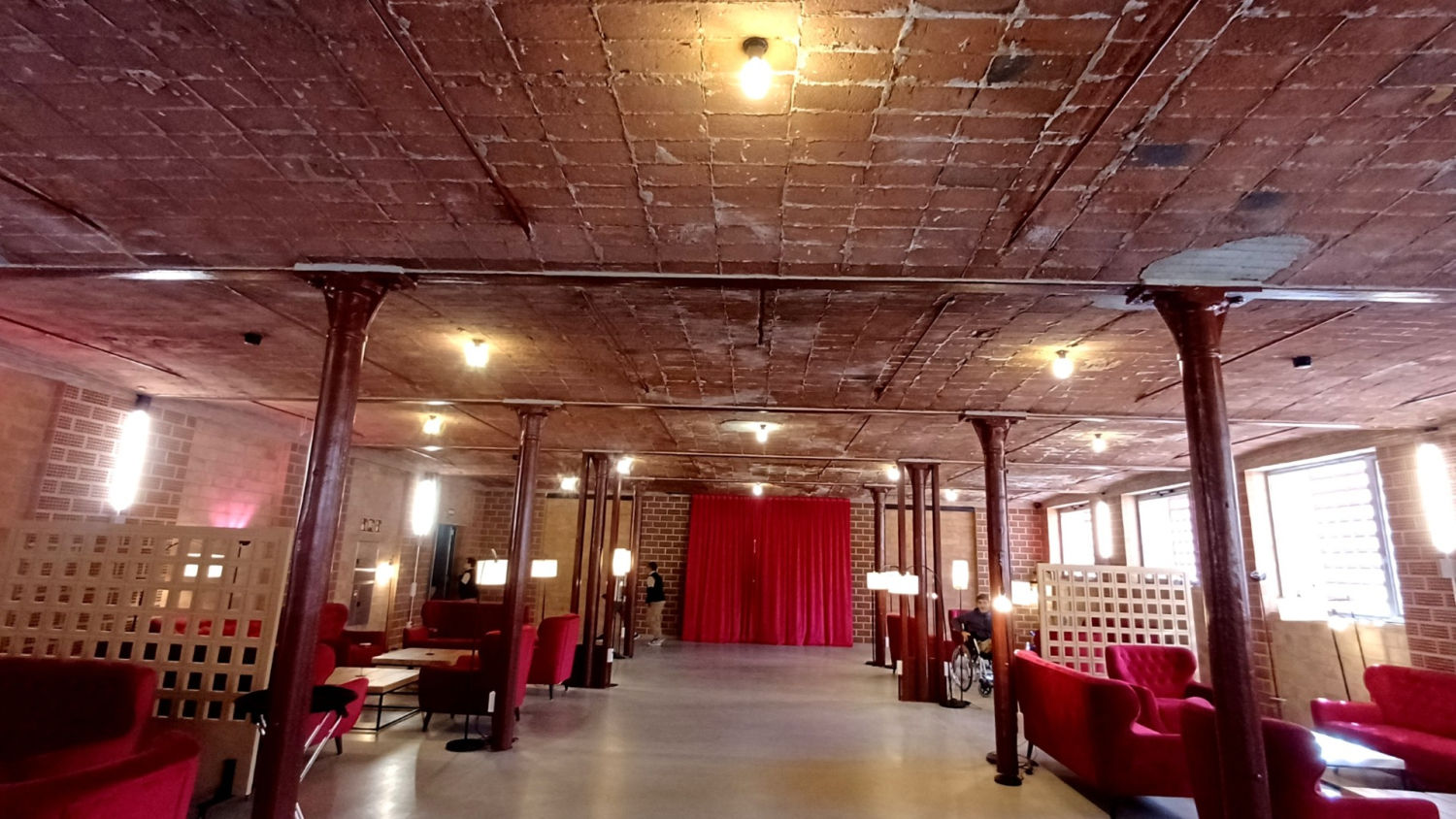 Columnas y techo del interior del Vapor Cortès.