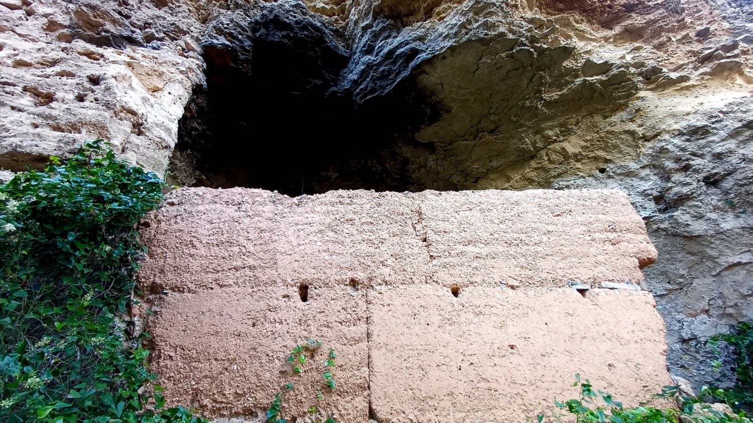 Muro en un acceso a la Cova del Mallorquí.