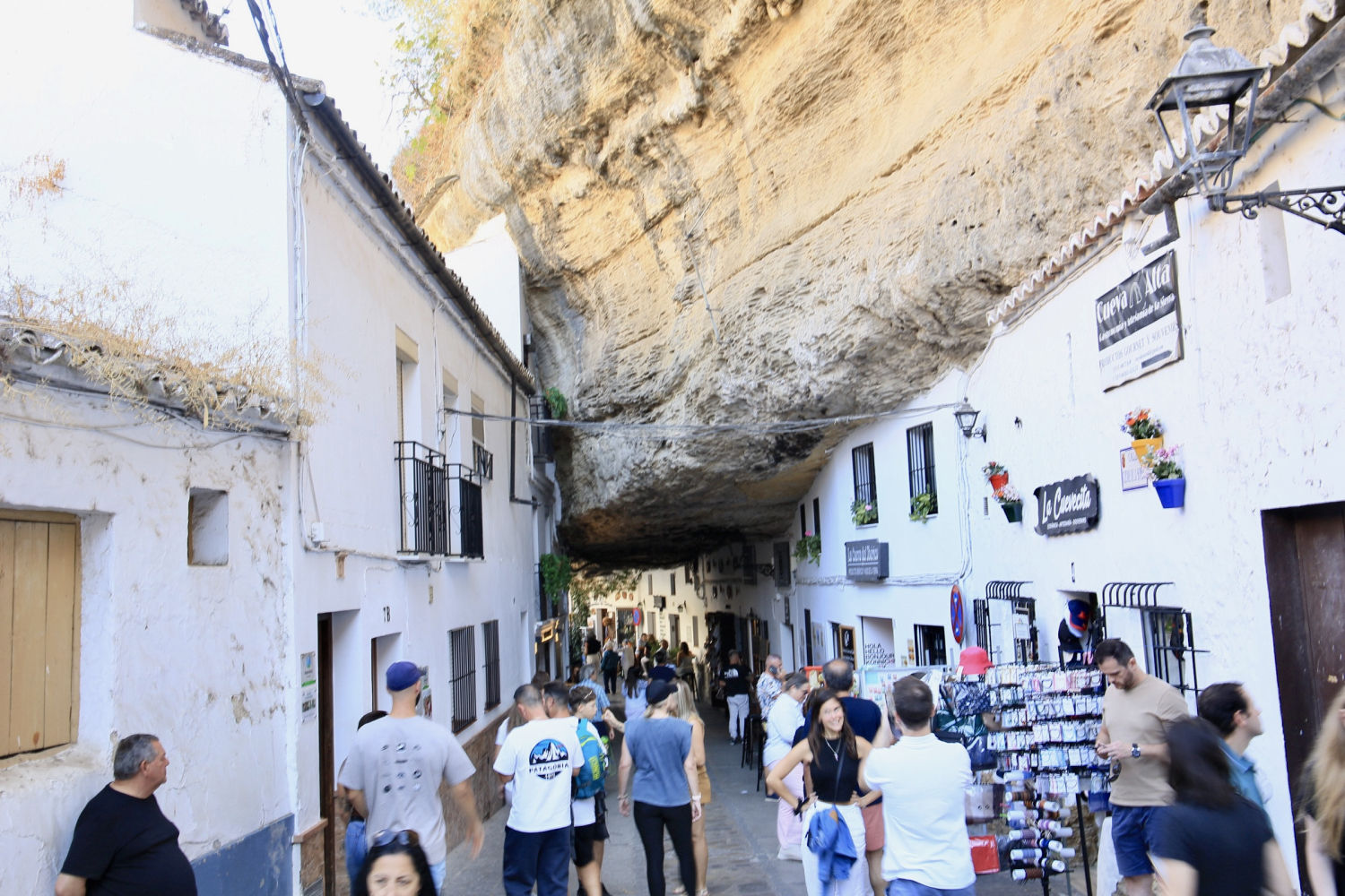 Ambiente en las Cuevas del Sol de Setenil de las Bodegas.