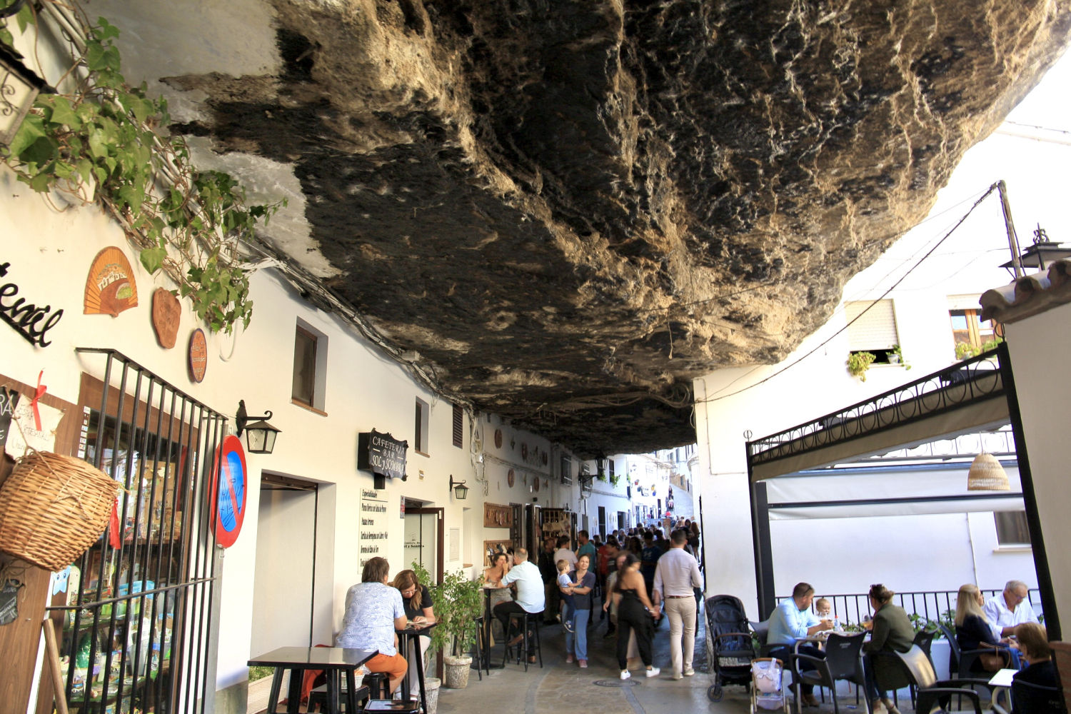 Calle de los bares en Setenil de las Bodegas.