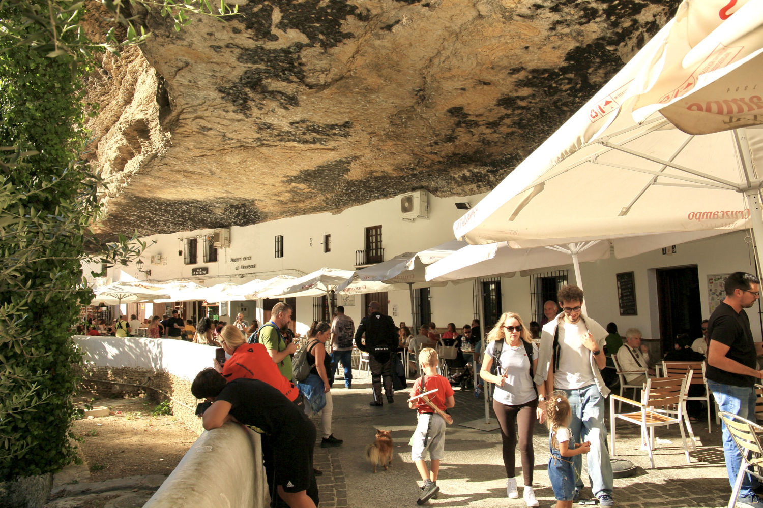 Ambiente familiar en Setenil de las Bodegas.