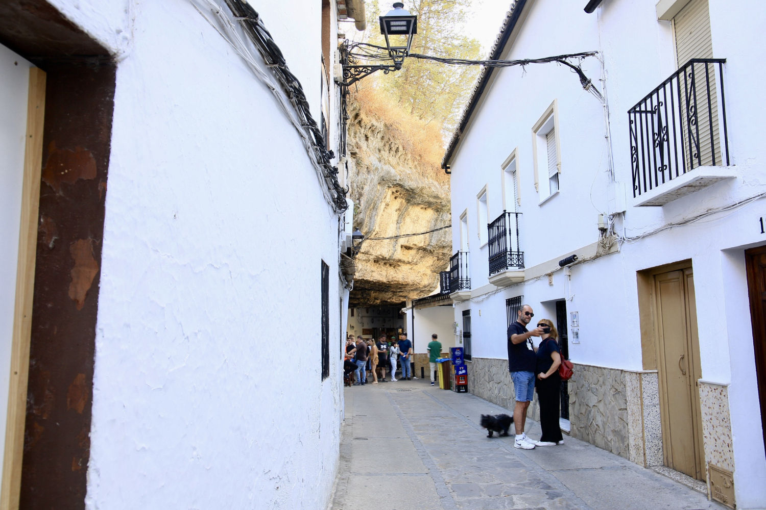 Setenil de las Bodegas es un pueblo blanco.