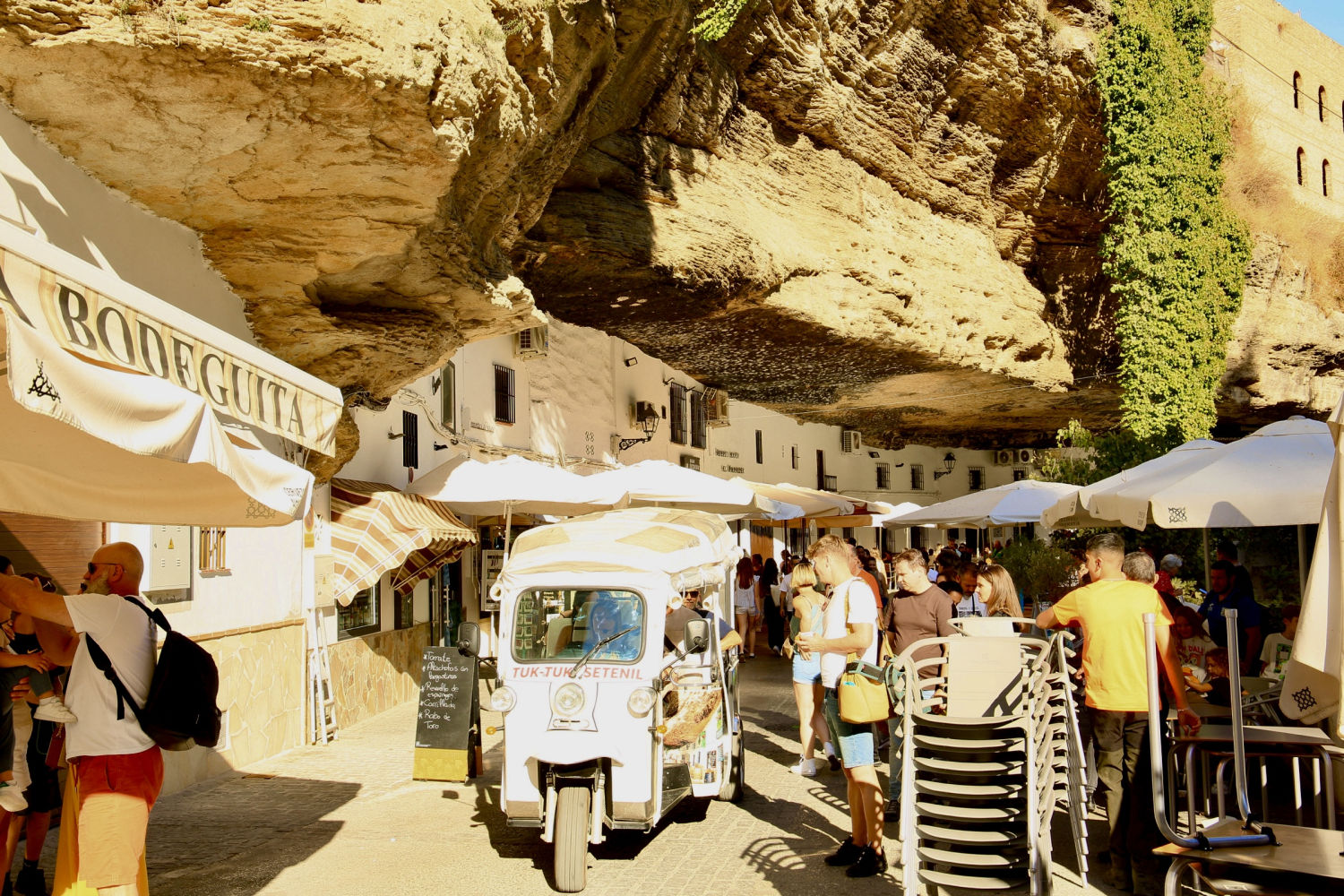 El tuk-tuk en Setenil de las Bodegas.