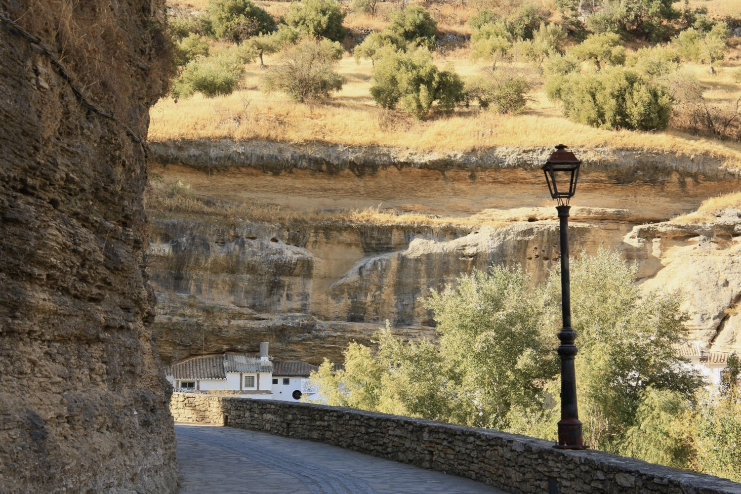 Siguiendo la orilla del río en Setenil de las Bodegas.