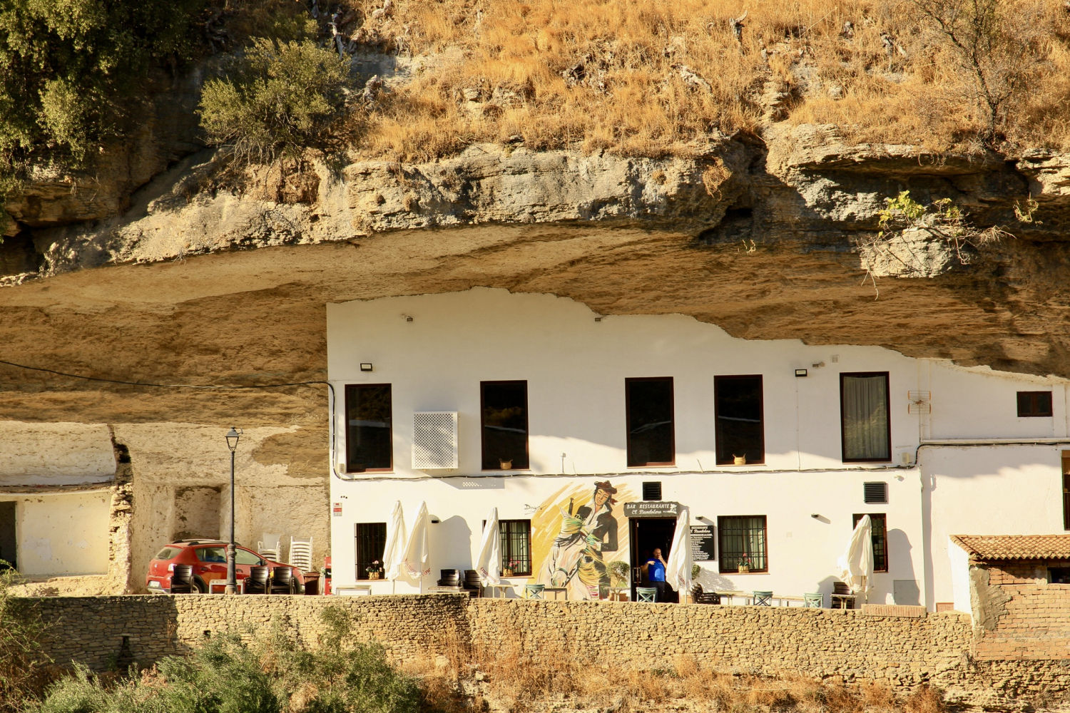 Casa blanca bajo la roca, en Setenil de las Bodegas.