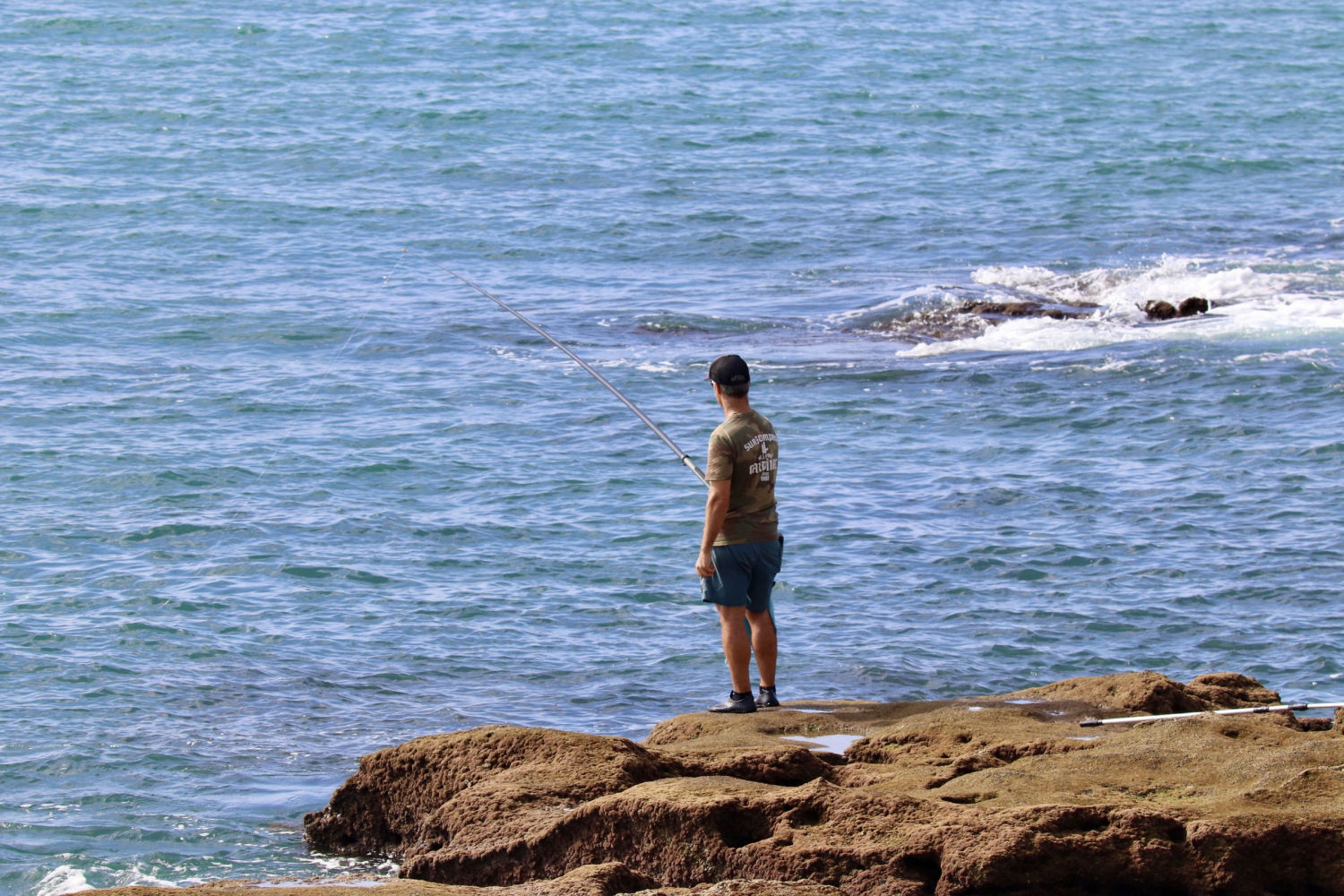Pescando en el espigón.