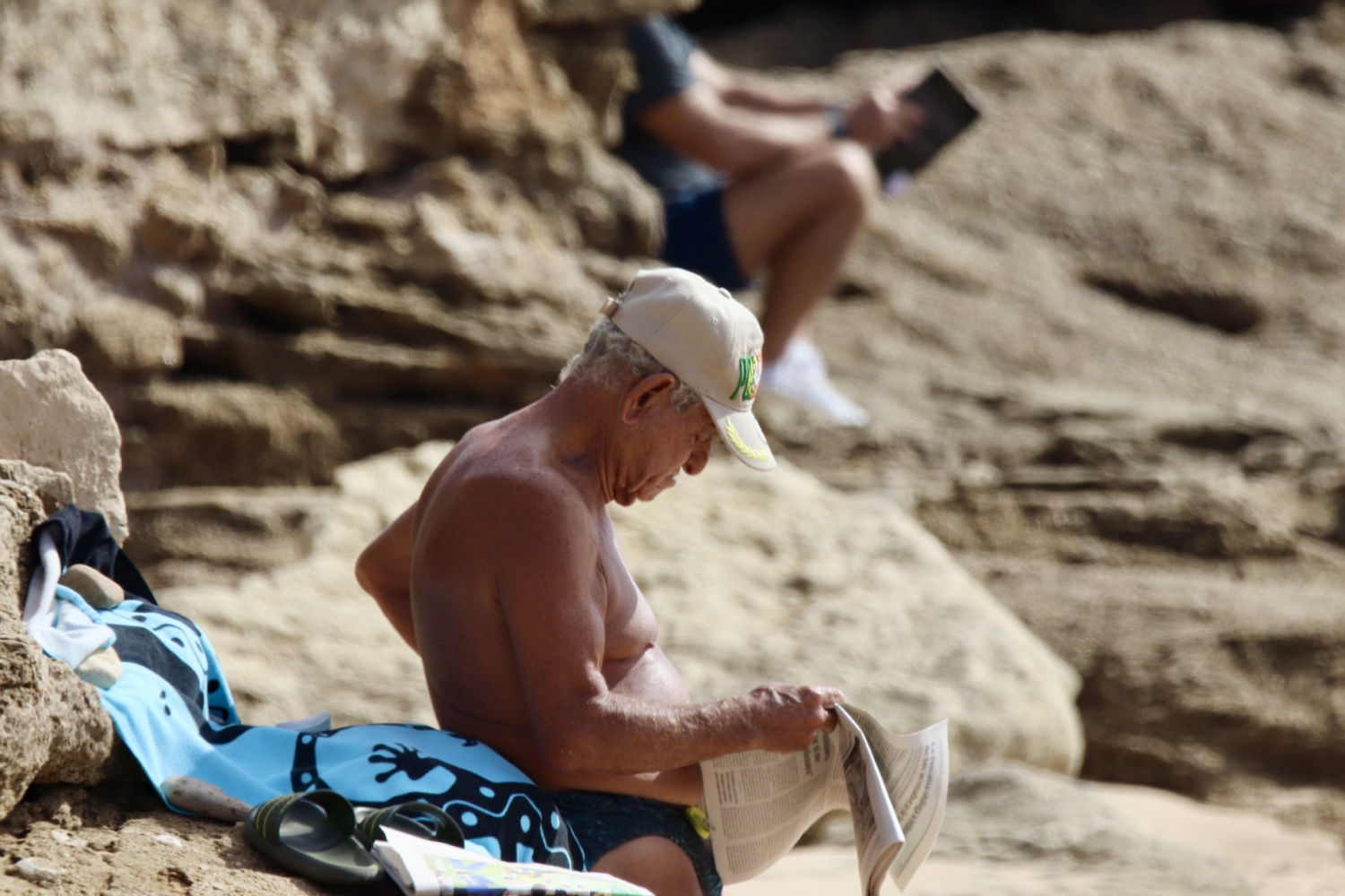 Leyendo aprovechando a bajamar y el buen tiempo de octubre en Cádiz.