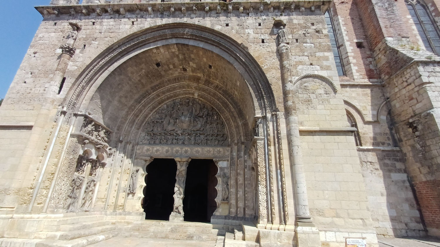 Fachada principal de la Abadía de Saint Pierre de Moissac.
