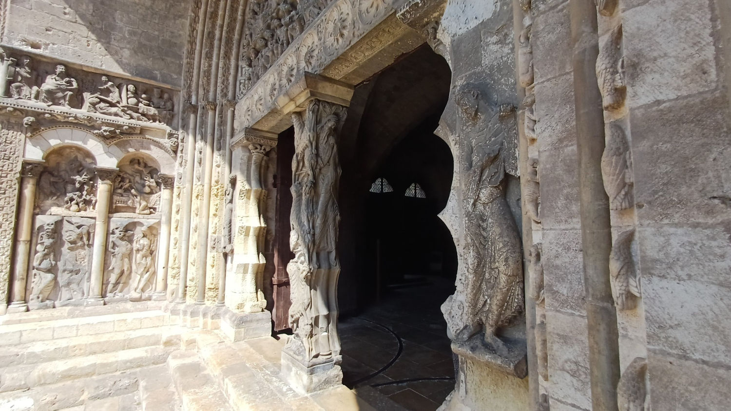 Detalle de la decoración de la portada de la Abadía de Saint Pierre de Moissac.