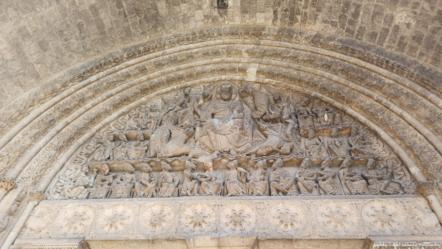 El tímpano de la portada sur de la Abadía de Saint-Pierre de Moissac, una obra maestra del arte románico.
