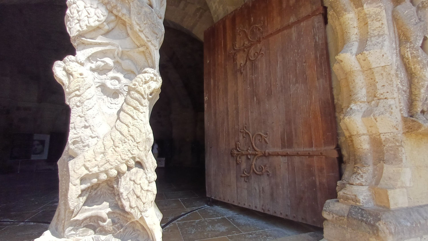 Columna decorada de la puerta de la Abadía de Saint Pierre de Moissac.