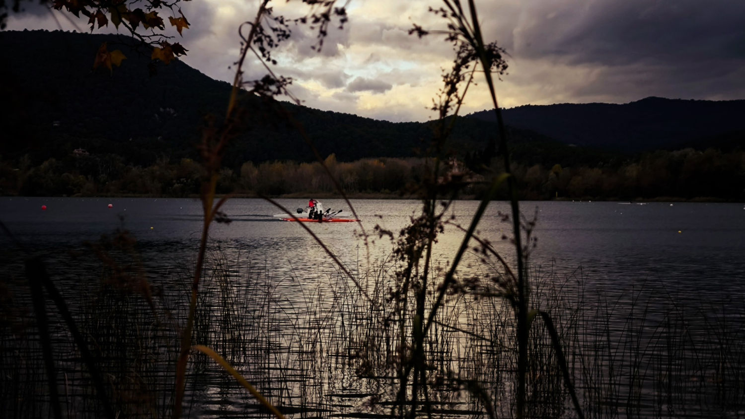 Practicando deporte en el lago de Banyoles.