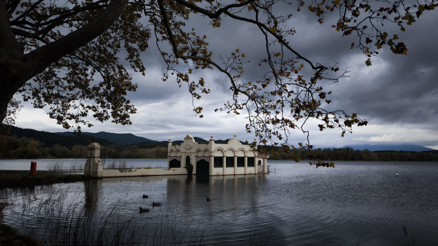 Paisaje otoñal de Banyoles.