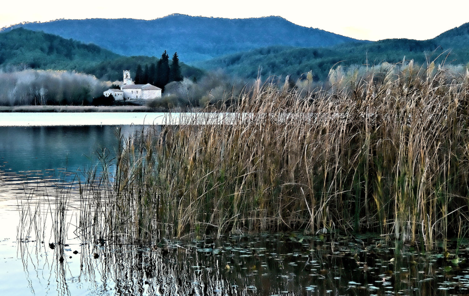 Atardecer otoñal en el estanque de Banyoles.