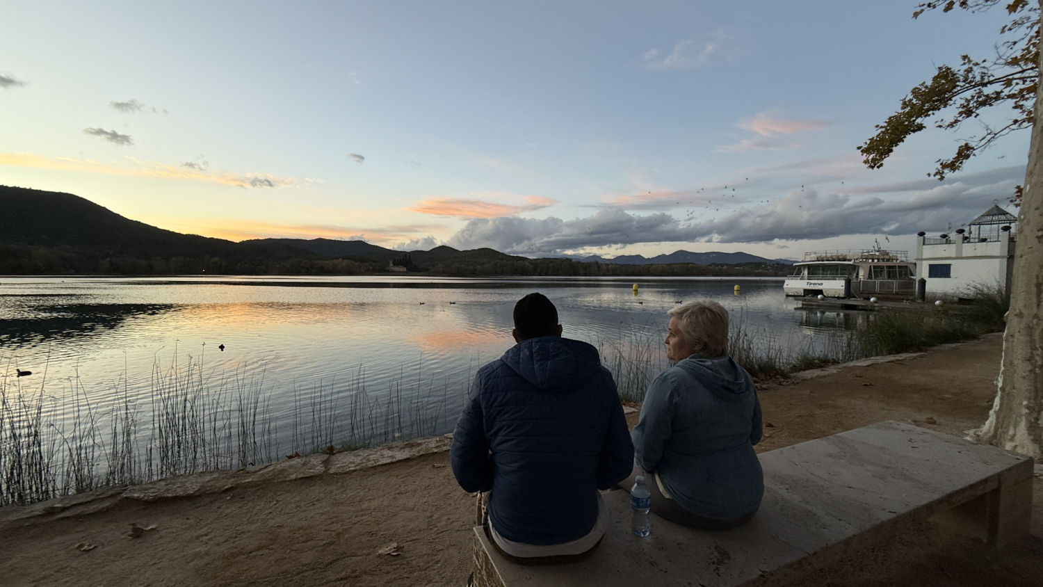 Contemplando el lago de Banyoles.