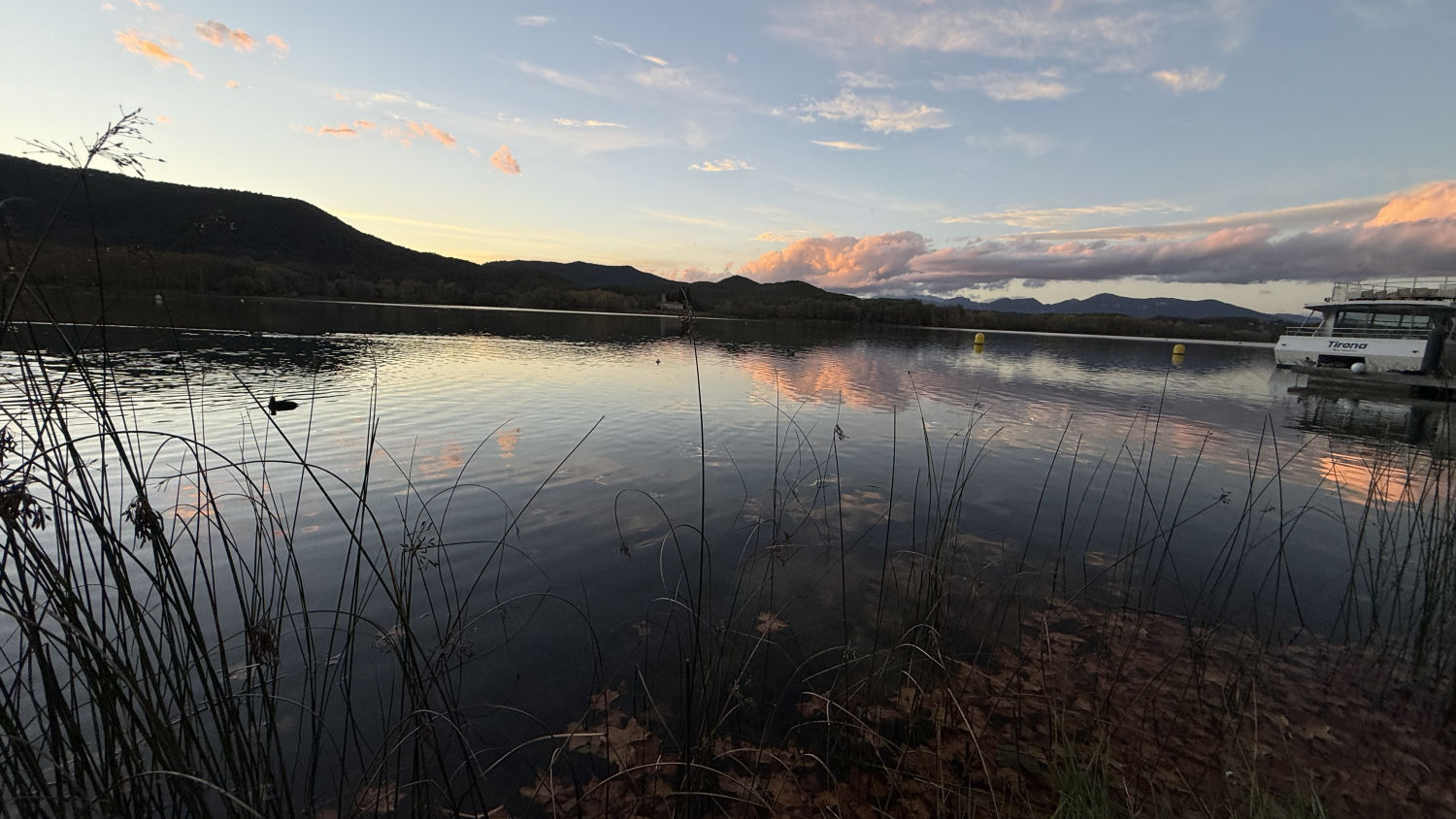 La hipnótica calma del estanque de Banyoles.