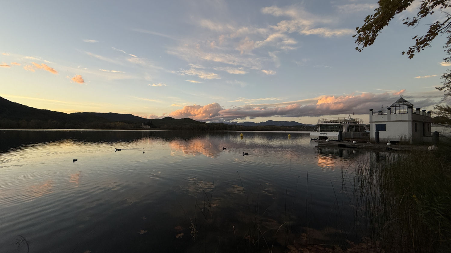 La luz del otoño en el estanque de Banyoles.