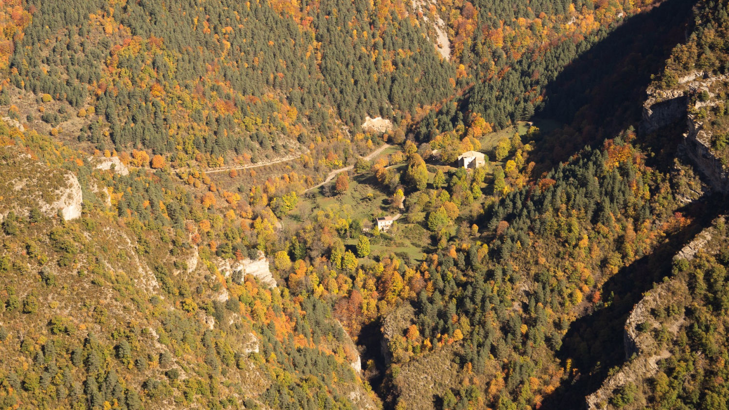 Colores otoñales en el valle, en el Berguedà.
