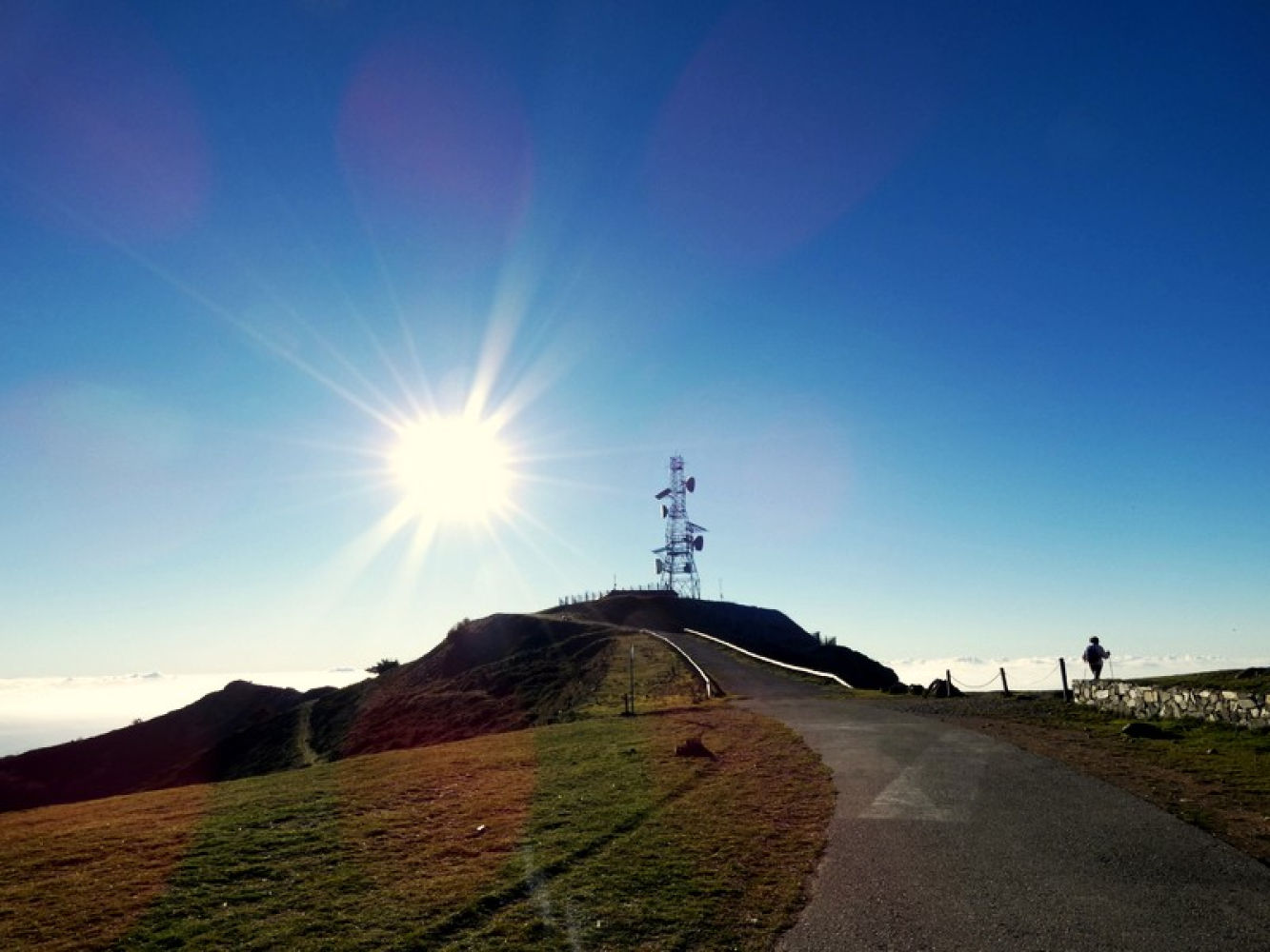 El sol luce en el Turó de l'Home.