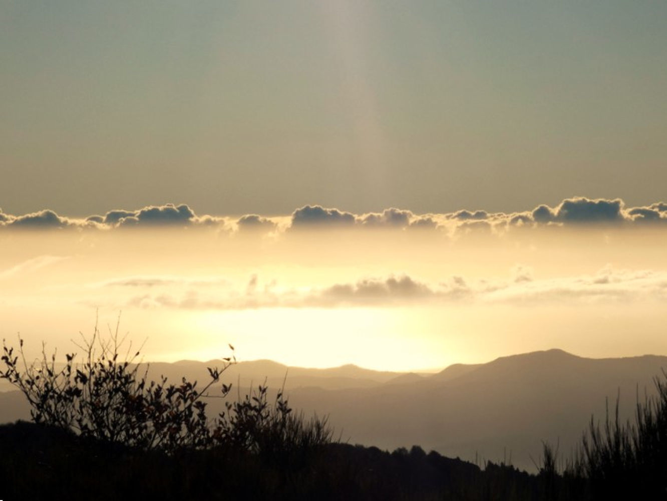 Mar de nieblas divisado desde el Turó de l'Home.