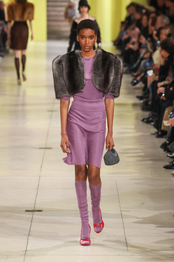 PARIS, FRANCE - MARCH 10: (EDITORIAL USE ONLY - For Non-Editorial use please seek approval from Fashion House) A model walks the runway during the Louis Vuitton Womenswear Fall/Winter 2025-2026 show as part of Paris Fashion Week on March 10, 2025 in Paris, France. (Photo by Kristy Sparow/Getty Images)