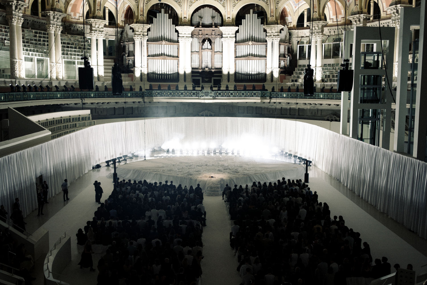 Los asistentes al acto se fueron sentando frente al escenario que solo estaba ocupado por la cantante catalana
