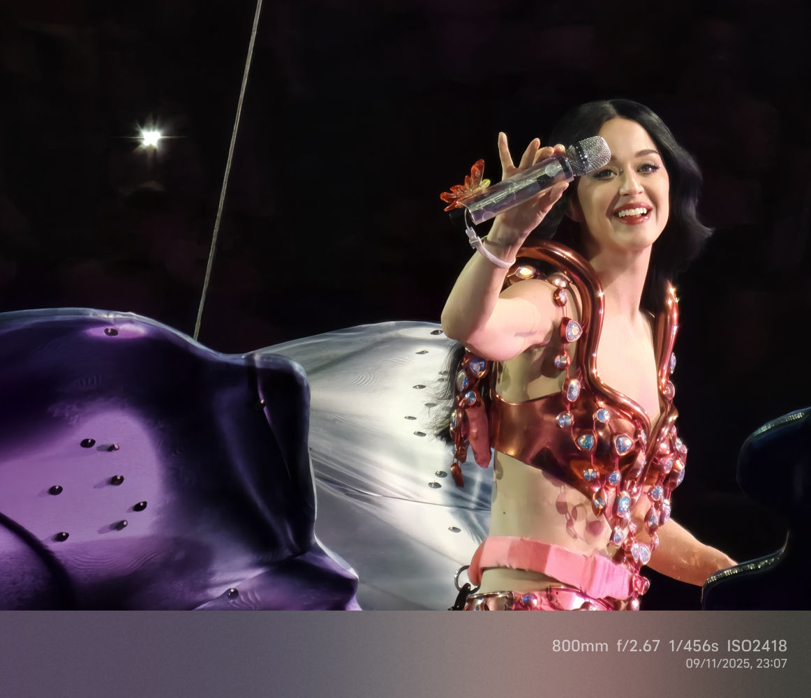 Katy Perry saluda a los lectores de Neo.