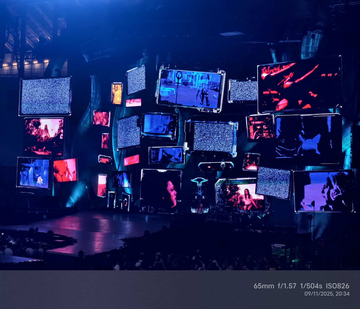 Espectacular montaje en el escenario y en todo el Palau.