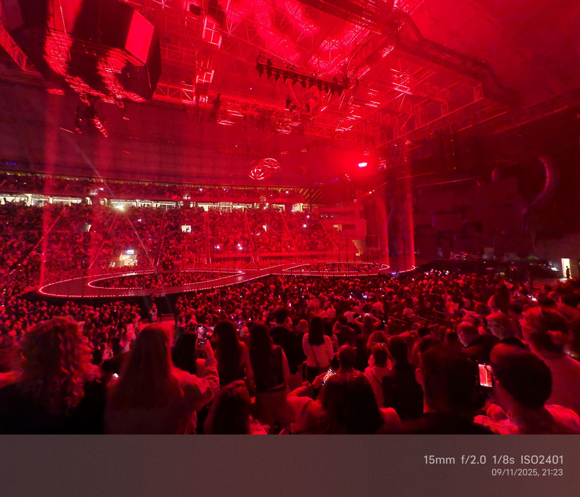 La iluminación y el sonido estuvieron más que a la altura, con una pasarela en forma del símbolo de infinito en el centro del público.