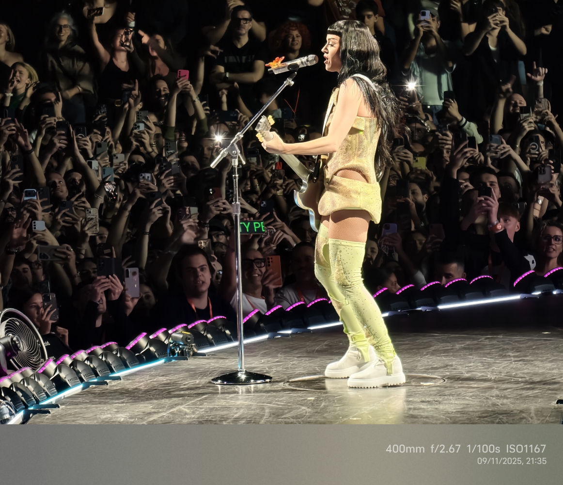 Katy Perry, guitarra en mano.