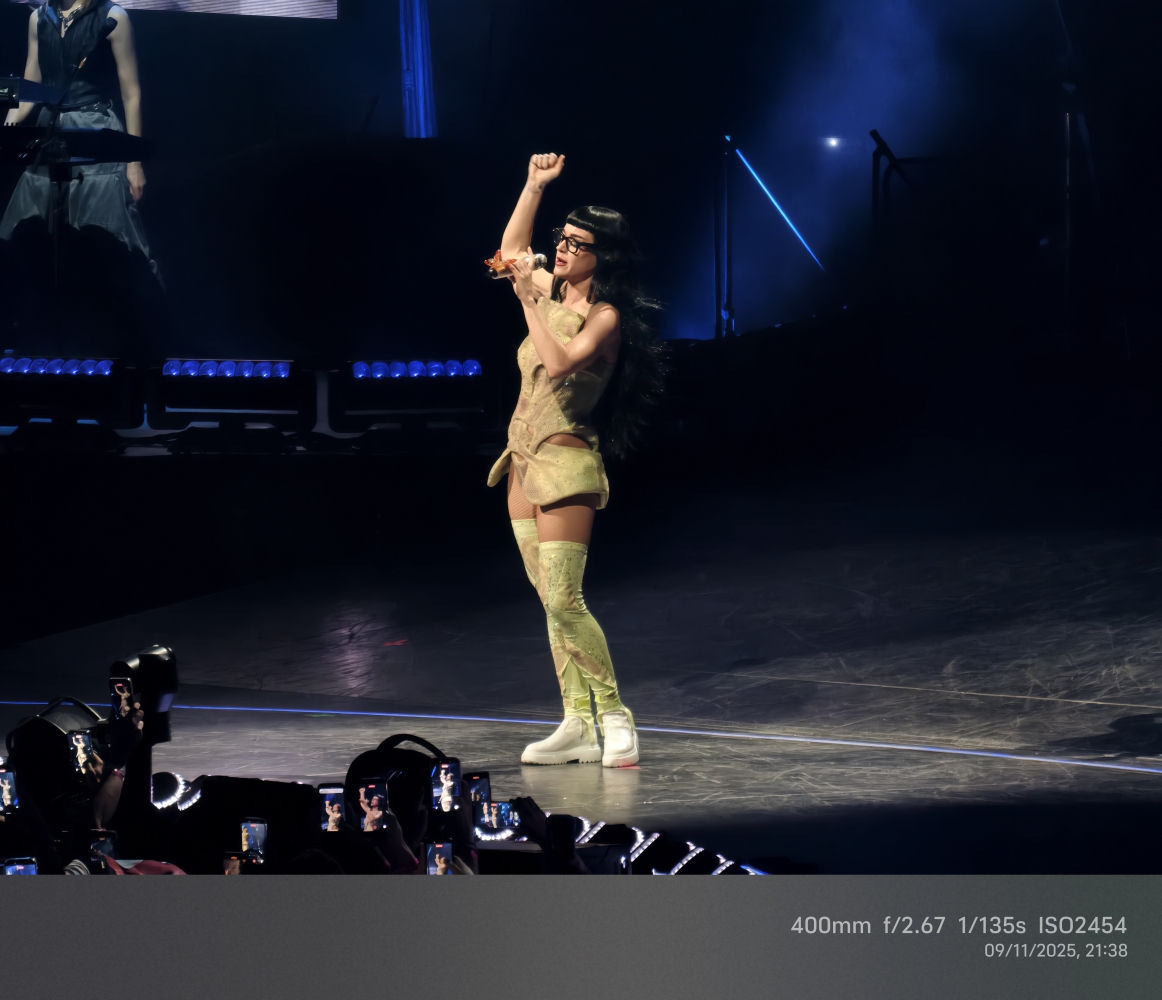 Katy Perry tomó prestadas las gafas Ray-Ban Meta a un espectador.