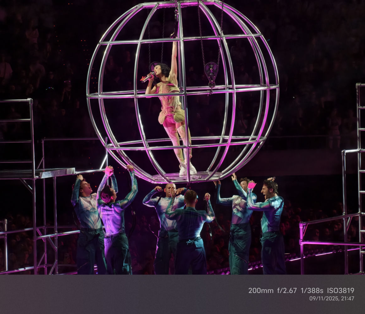 Katy Perry en la jaula esférica que usó durante el concierto.