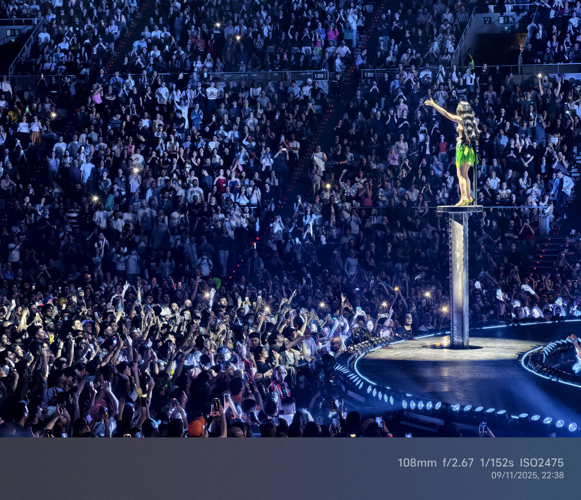Katy Perry, en un pedestal elevado, con todo el público entregado.