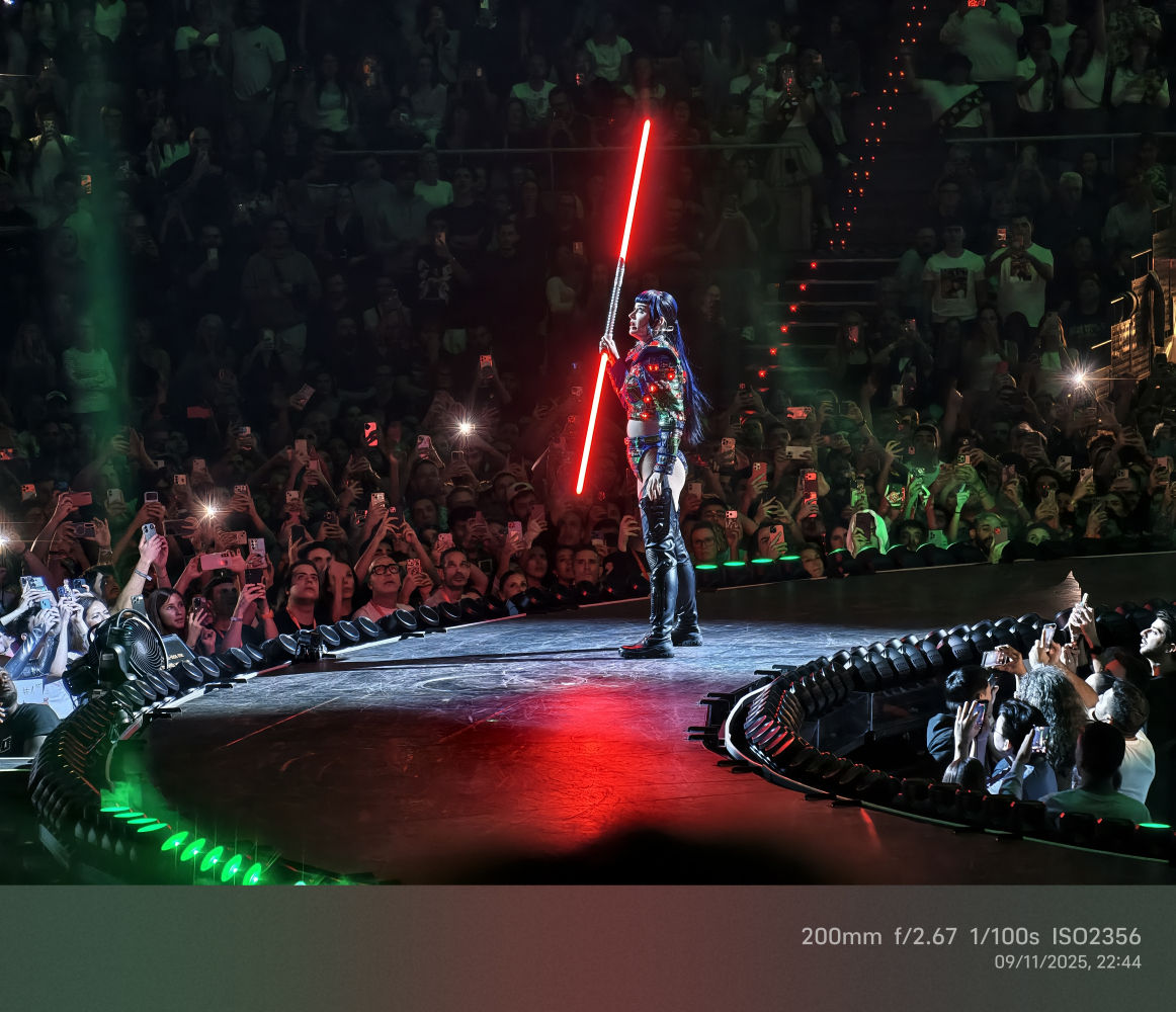 Katy Perry, con un sable láser.