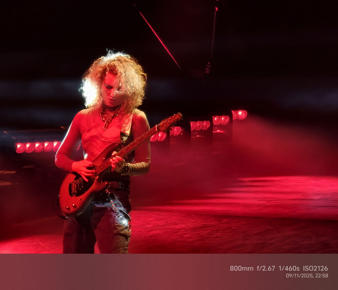 La guitarrista del concierto, Devon Eisenbarger.