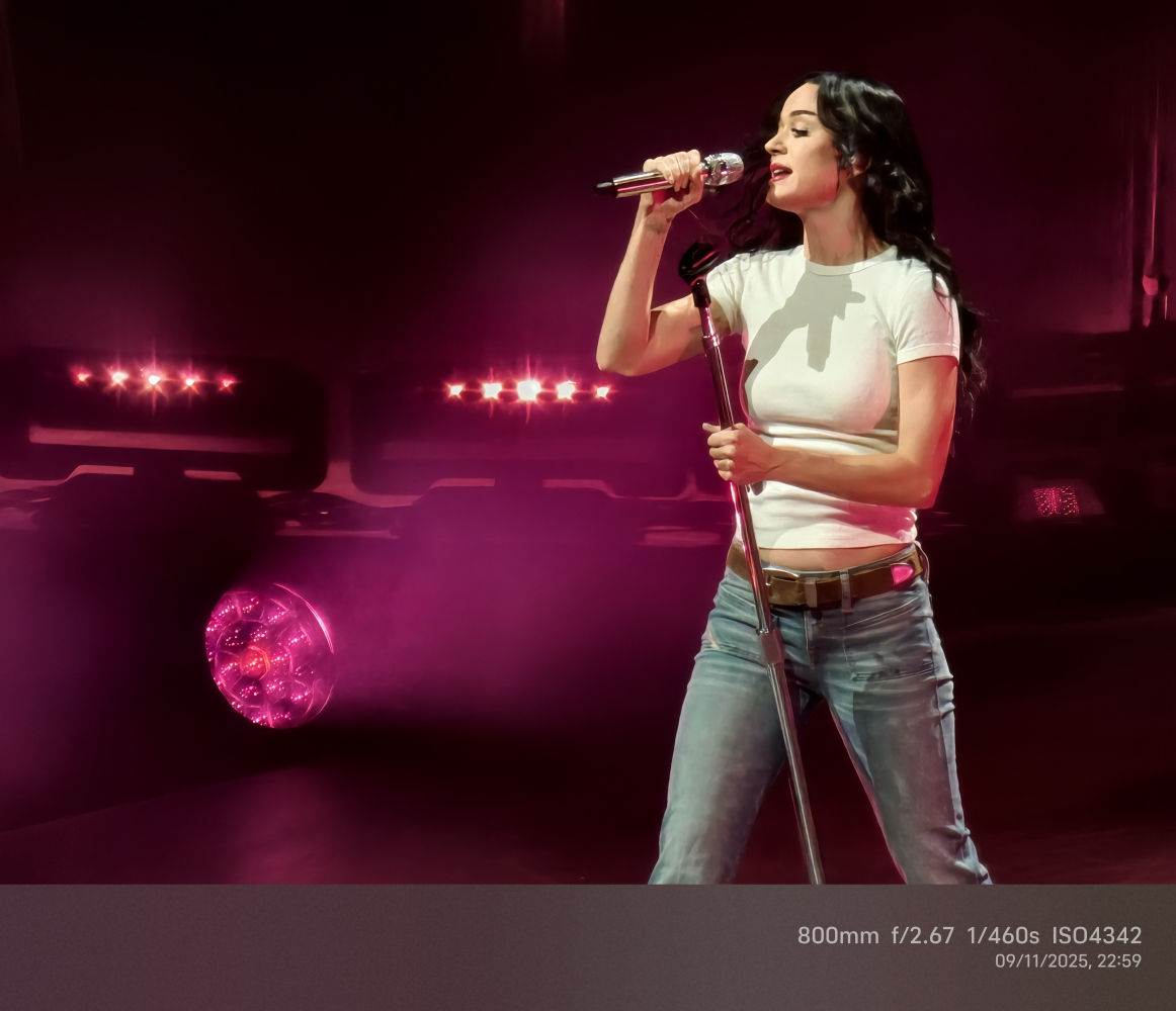 Katy Perry se vistió con vaqueros y camiseta blanca para cantar una canción inédita.