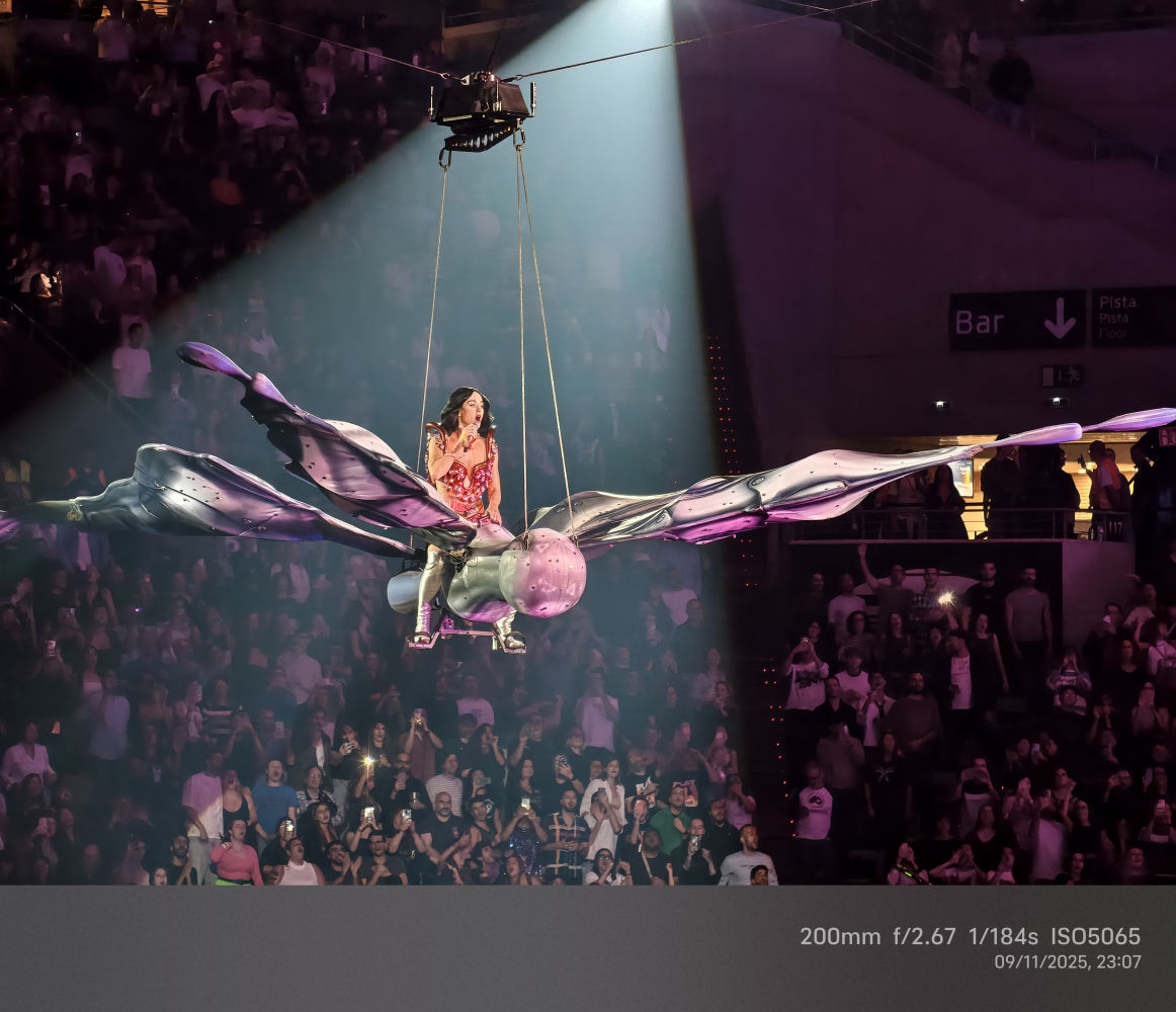 Katy Perry, volando sobre el público del Sant Jordi.