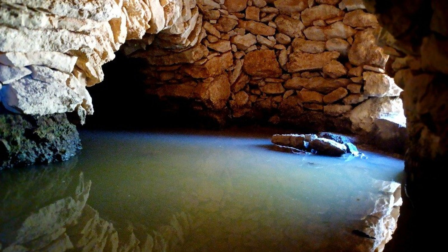 Interior de una construcción en la ruta de la Capona