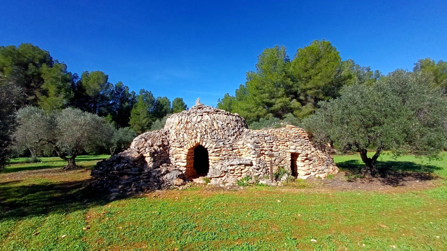Una construcción de piedra seca en la ruta de la Capona