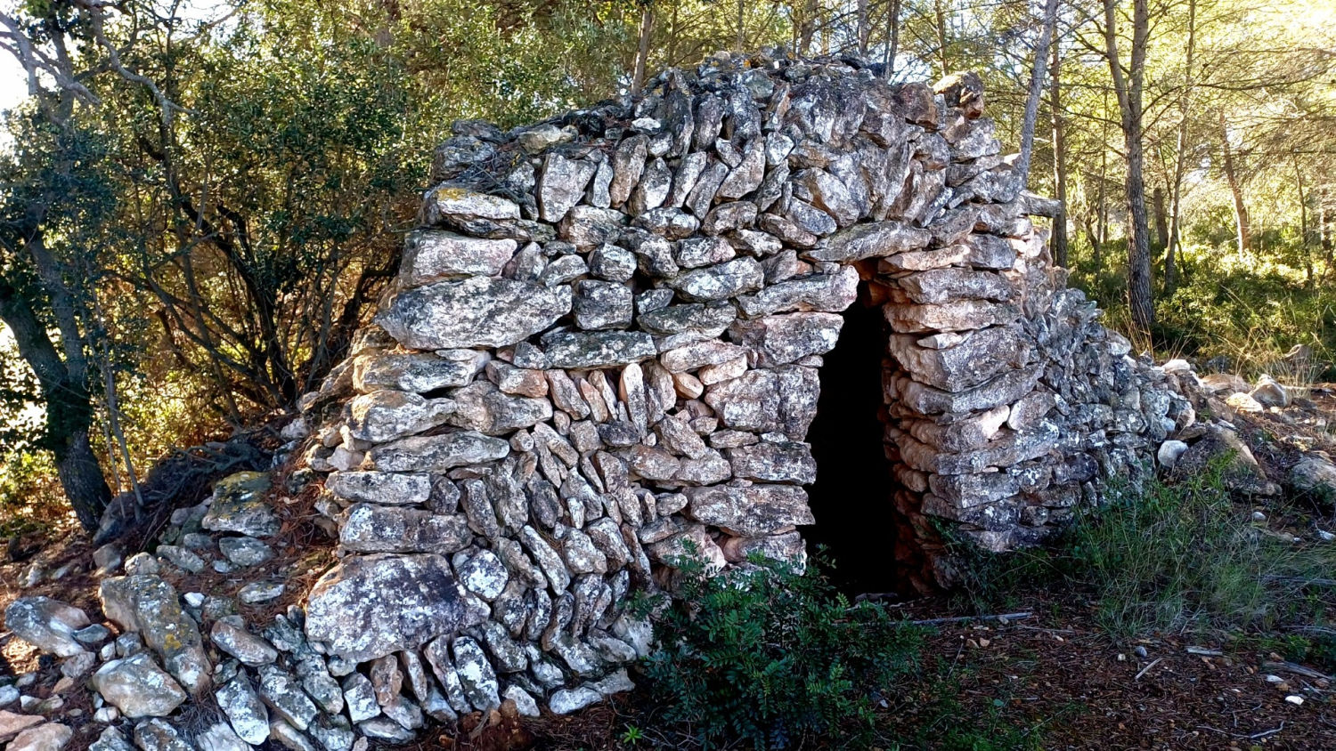 Muro de piedra seca en la ruta de la Capona