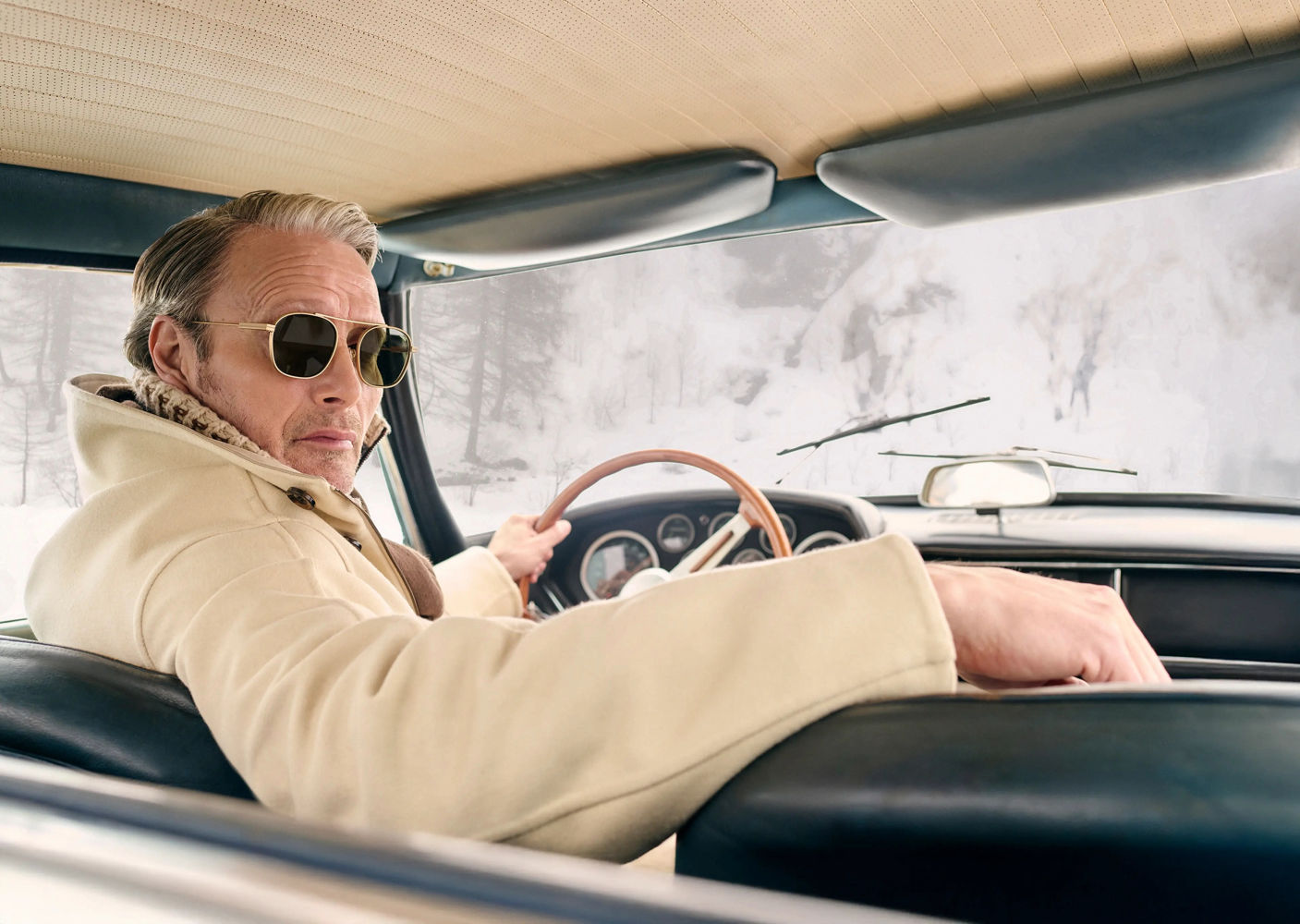 El actor Mads Mikkelsen, embajador global de la marca italiana, luce en la campaña de invierno piezas elegantes y cálidas para disfrutar del aire libre