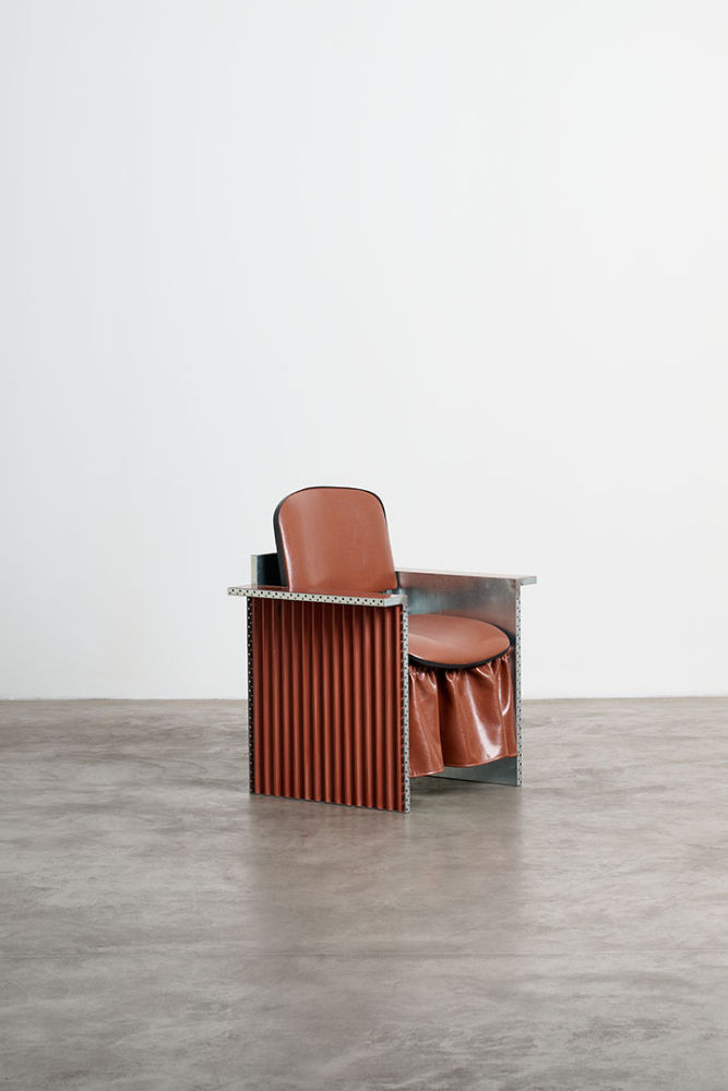 Geometría audaz y sensibilidad cinematográfica en el sillón de la colección The Waiting Room del estudio Supaform. Metal, cuero, vinilo y madera