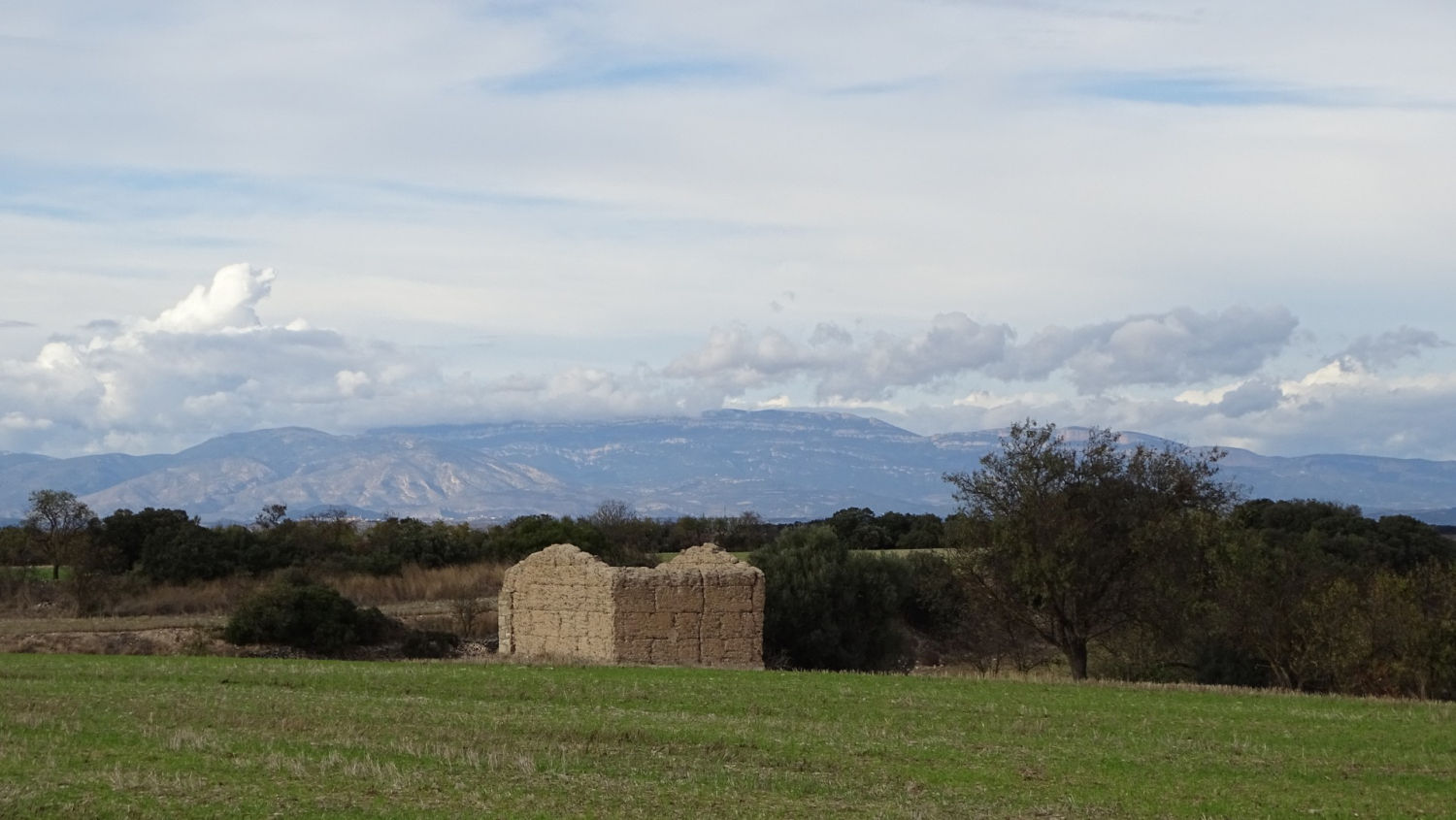 Por el camino del Lluçà a Altet, aparte de contemplar el Montsec también encontramos una cabaña hecha de tierra y piedras.