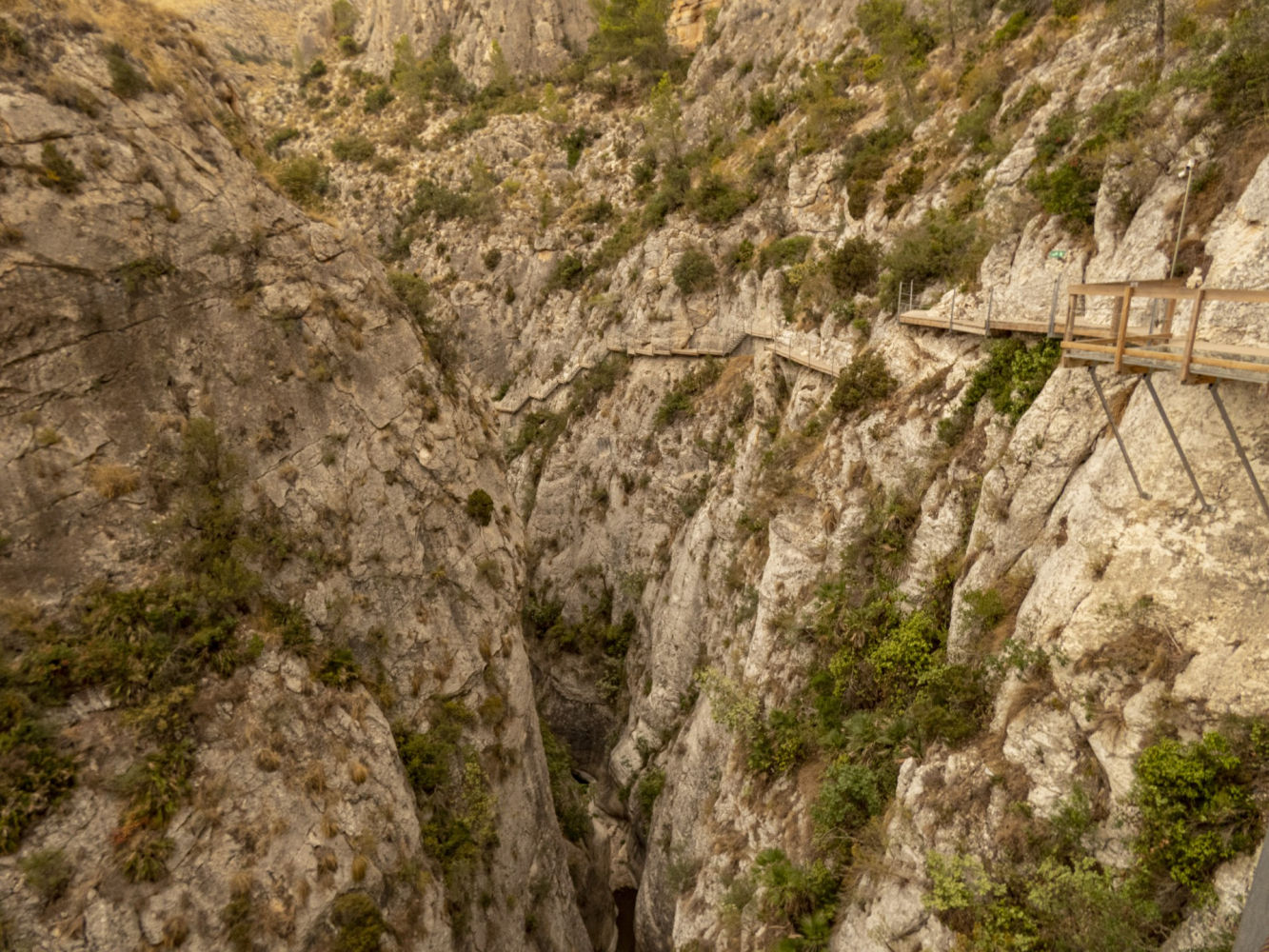 El abismo de la ruta de la pasarela de Relleu.