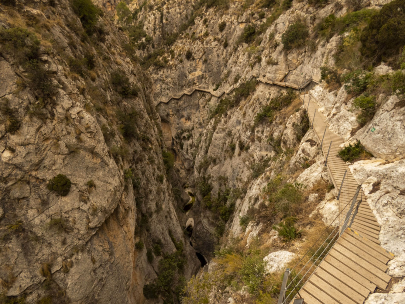 El vacío de vértigo en la ruta de la pasarela de Relleu.