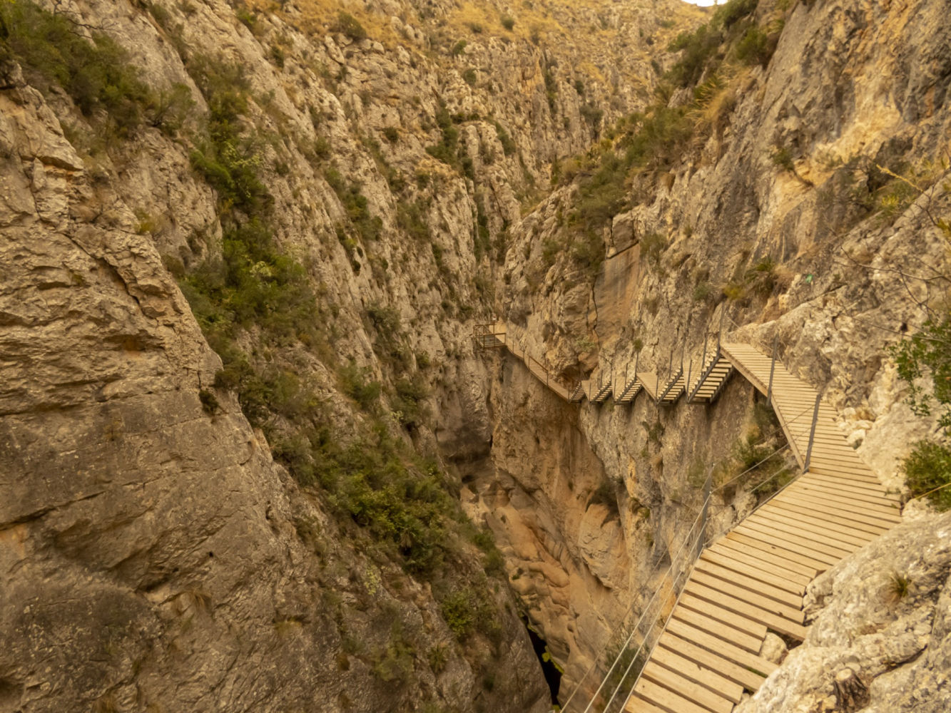 Siguiendo la pasarela de Relleu.