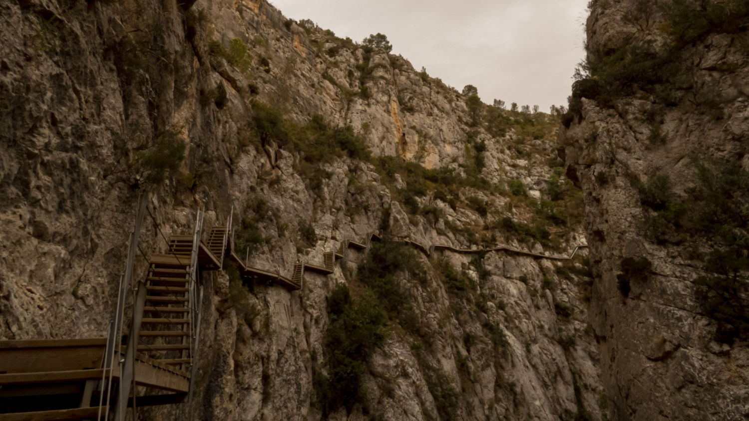 La ruta de la pasarela de Relleu en la parte baja.